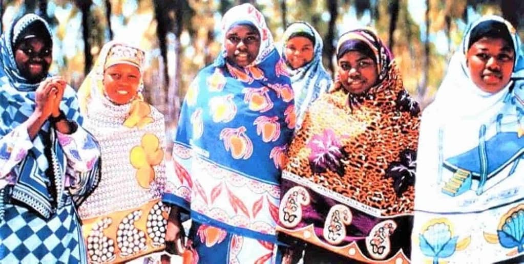 Costa del Índico, Dar es Salam, Tanzania, mujeres Swahili vistiendo Kanga en en 2003