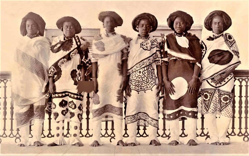 Costa de Kenia mujeres Swahili vistiendo Kanga en 1926