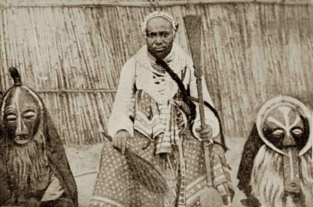 Figura 22 - Jefe Kafwibi rodeado por dos máscaras