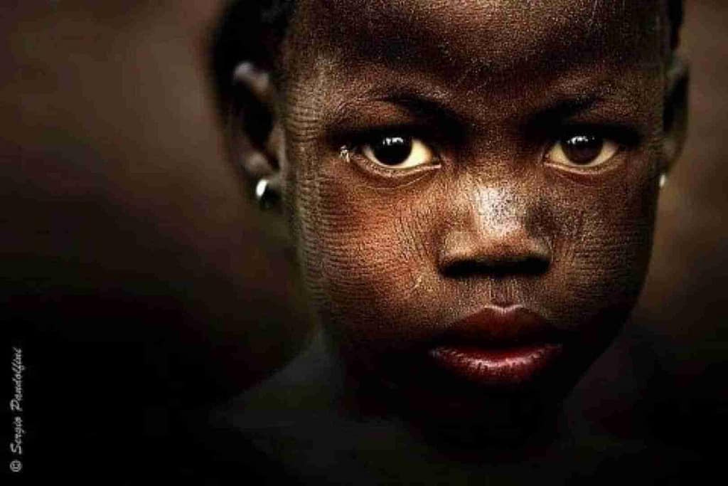 Niña batammaribe de la República de Benín. Foto Sergio Pandolfini