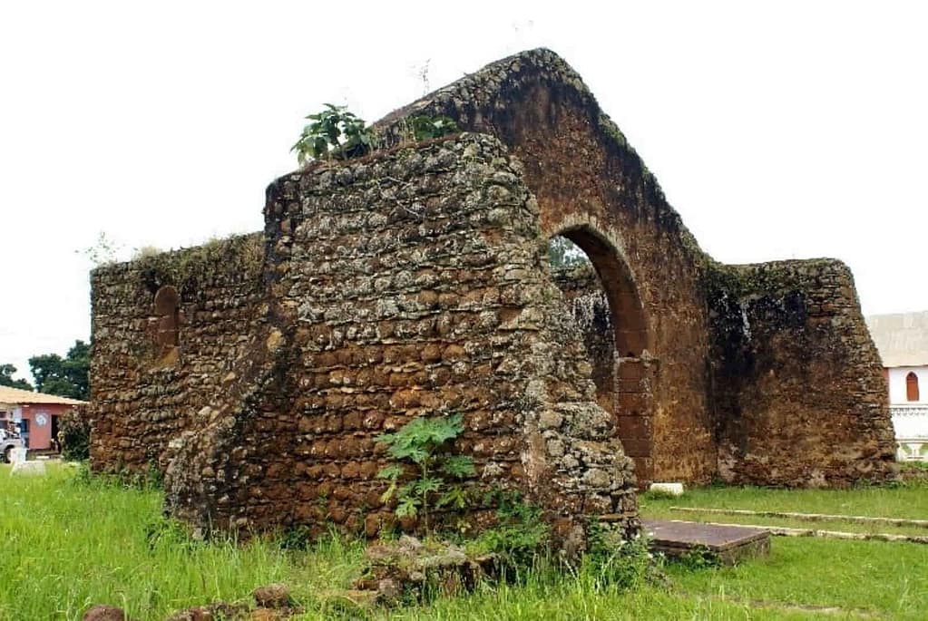 Ruinas de la Catedral construida en 1549, en la ciudad y capital de M’Banza Kongo, San Salvador, considerada la iglesia más antigua del África subsahariana. Visitada por Juan Pablo II en 1992.