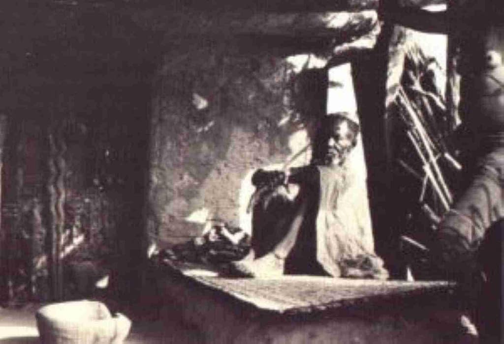 Antigua foto de un hogón en su casa santuario.