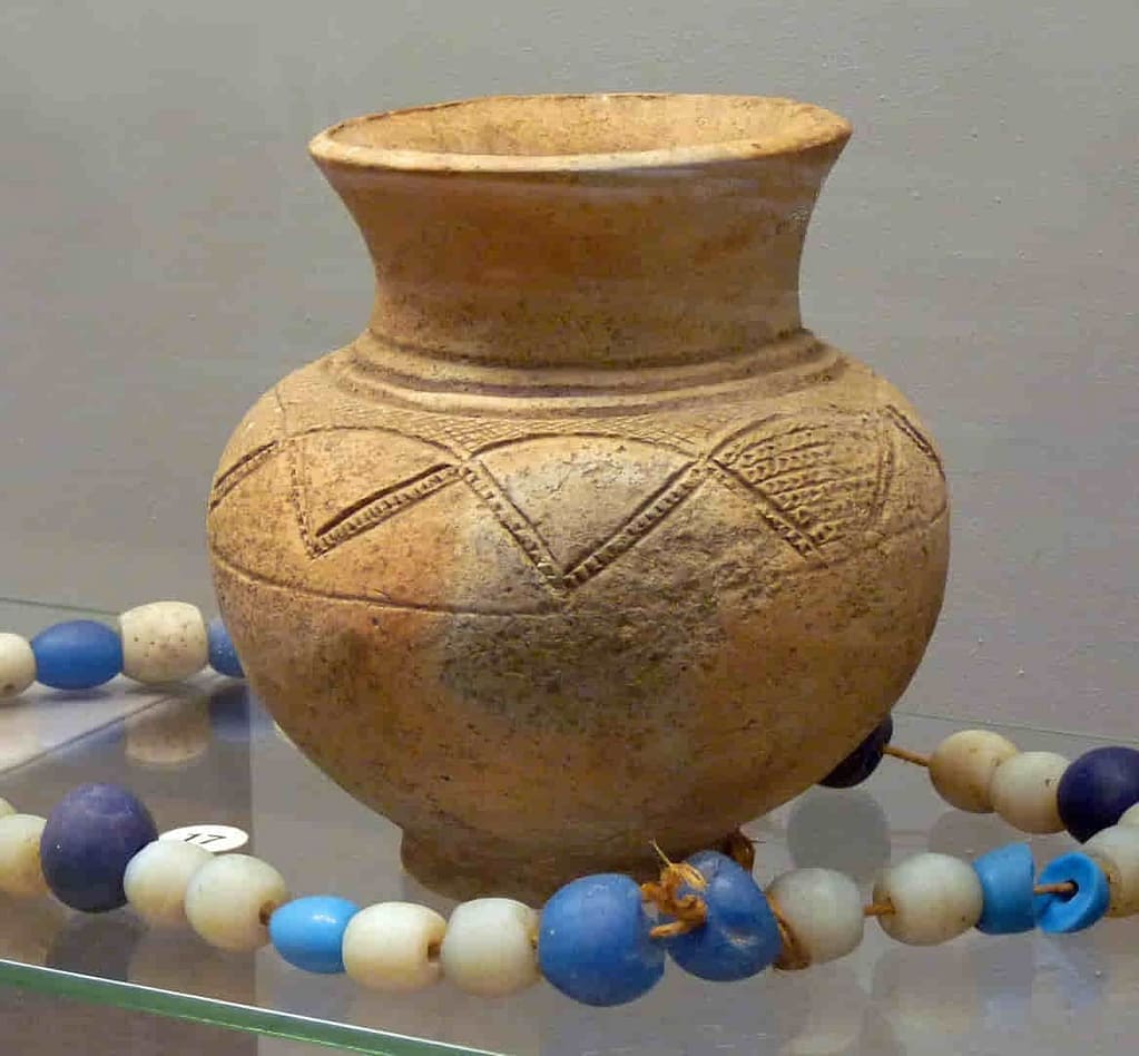 Vasija y collar Luba del MRAC en Tervuren