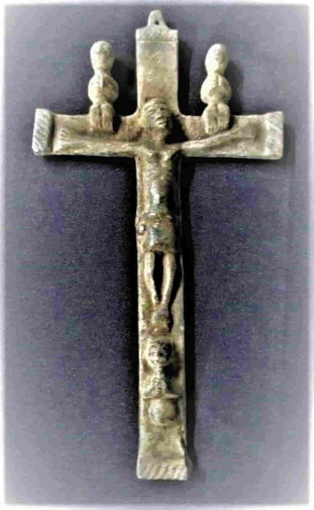 Sincretización de un crucifijo, posiblemente Luba conocido como Nkangi Kiditu, literalmente lo adjunto o enlazado, Nkanga y Cristo, Kiditu o Kilistu. Marfil, siglo XIX.