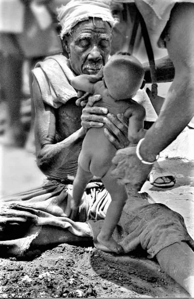 Bautismo ritual en Nyissenso en 1985 por Catherine De Clippel