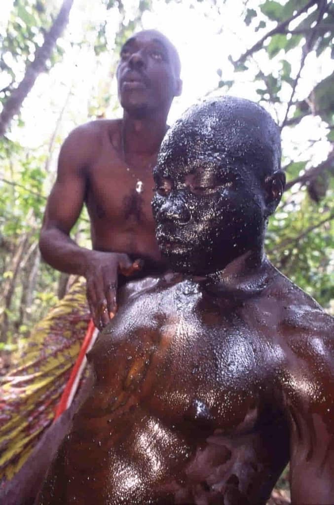 barro teñido de negro con hollín durante el rito Bwiti