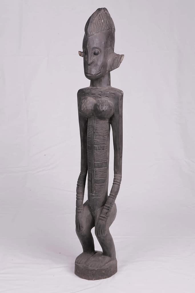 Ancestro femenino. Estilo Tomo Ka. Madera, pátina negro de humo