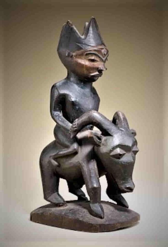 Hombre sobre un búfalo