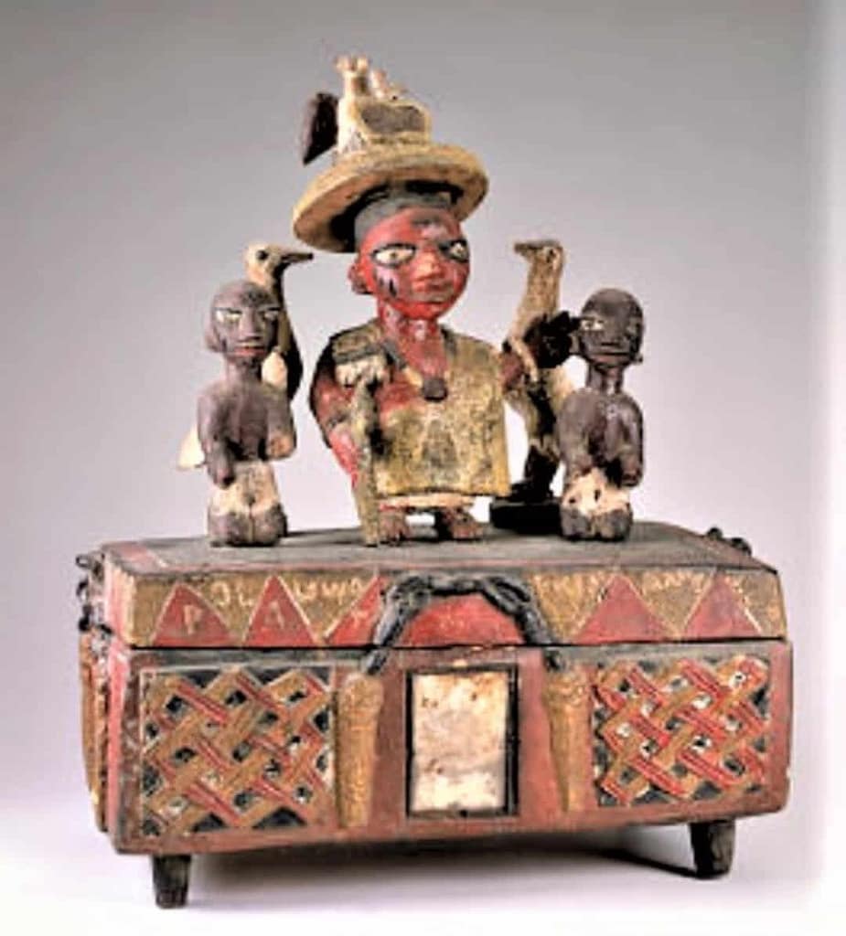 Pequeño baúl que guarda el Instituo Smithsoniano como del taller de Oniyide Adugbologe
